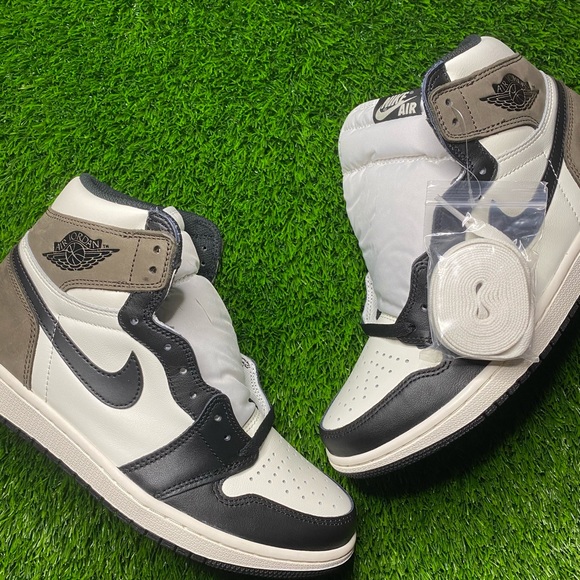 Jordan 1 Mocha Brand new size 9 main image 4